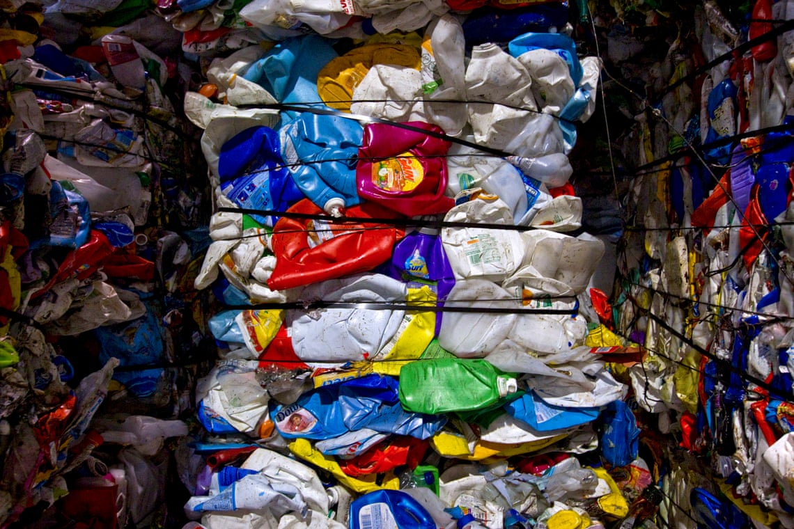 Пластиковые бутылки на предприятии по переработке отходов. Такие связки путешествуют по миру в транспортных контейнерах. Фотография: Bloomberg через Getty Images